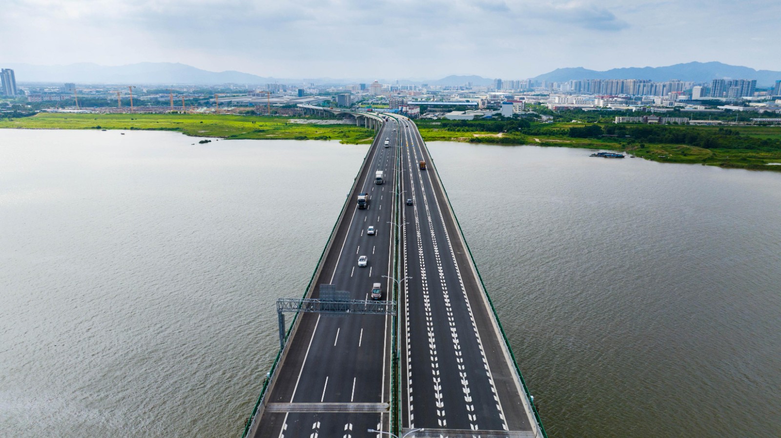 3.北江大桥串联起绿水青山和城市建设新景观，给过往司乘带来绝美的视觉享受。摄影：王经纬