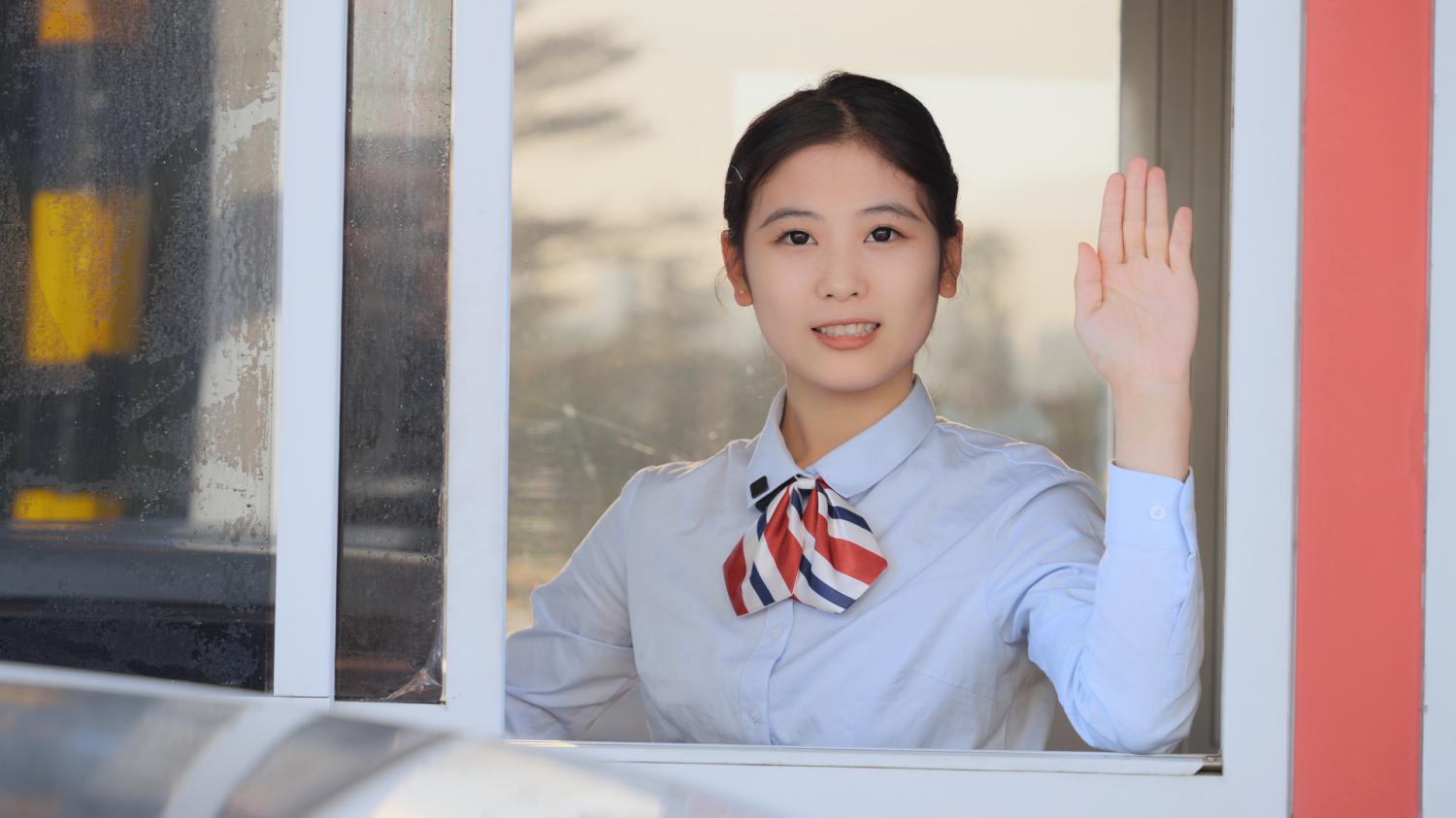 6.扎根三尺岗亭，不忘初心、微笑服务。摄影：温思敏
